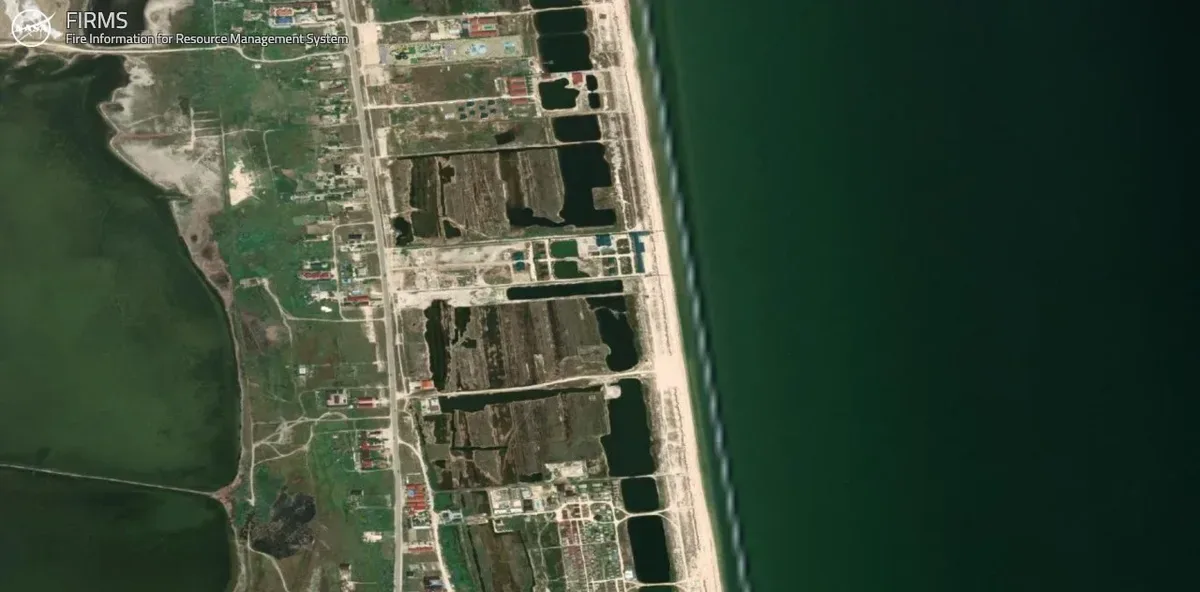 Супутникові знімки NASA FIRMS, що демонструють теплові аномалії та пожежі в Генічеській Гірці після удару по штабу ФСБ. 2