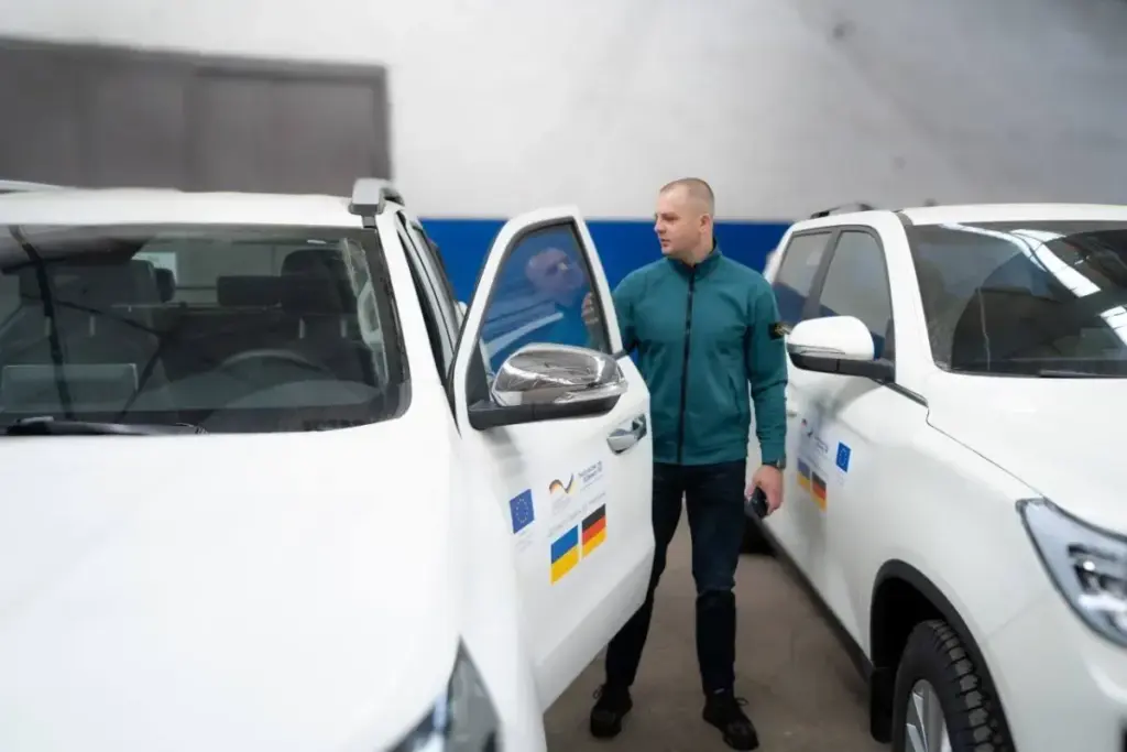 Німецьке агентство THW передало Херсону п’ять нових автомобілів