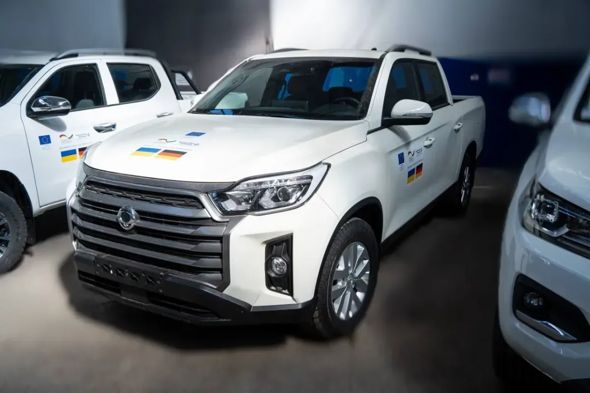 Херсон отримав 5 нових автомобілів від німецького THW. Вони посилять критичну інфраструктуру та допоможуть реагувати на обстріли. 1