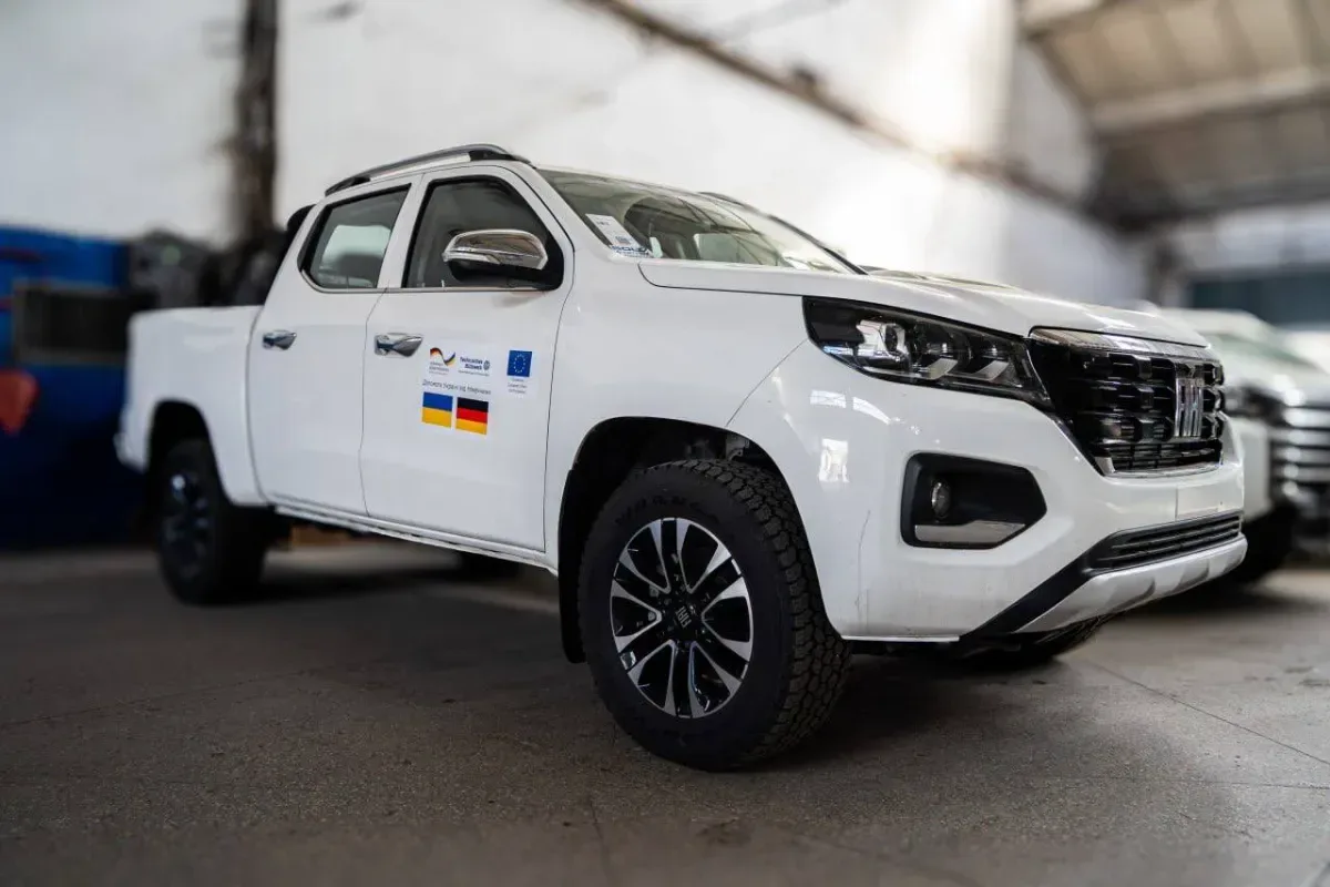 Херсон отримав 5 нових автомобілів від німецького THW. Вони посилять критичну інфраструктуру та допоможуть реагувати на обстріли. 5