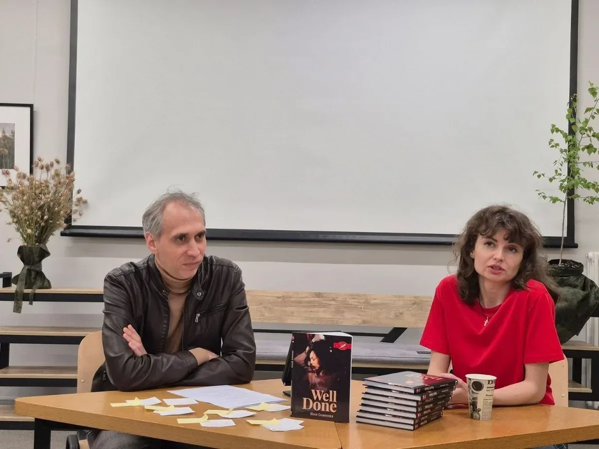 Письменниця Юлія Семенова-Хлапук під час зустрічі з читачами в одеській бібліотеці 1