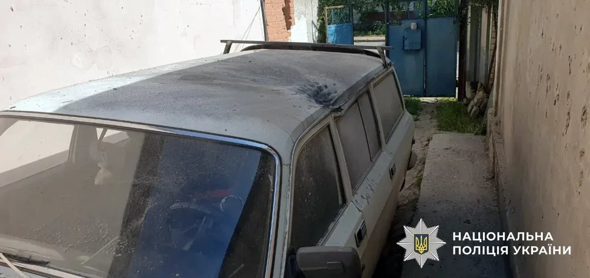 Наслідки російського обстрілу на Херсонщині: пошкоджені будинки та автомобілі, працюють рятувальники. 3