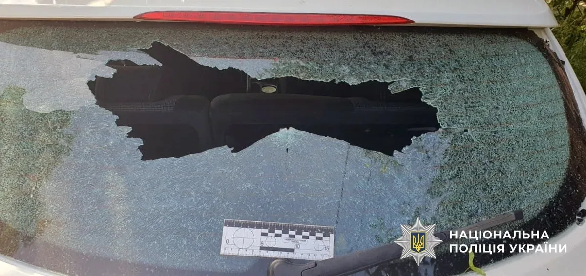Наслідки російського обстрілу на Херсонщині: пошкоджені будинки та автомобілі, працюють рятувальники. 4