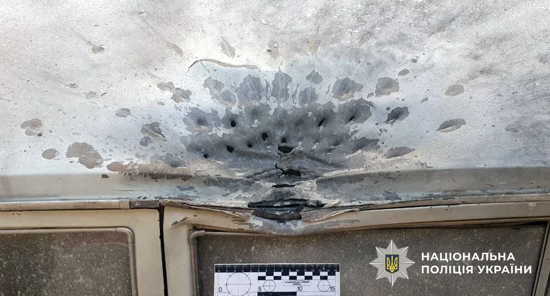 Наслідки російського обстрілу на Херсонщині: пошкоджені будинки та автомобілі, працюють рятувальники. 5