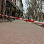 Постраждалий охоронець після вибуху дрона біля освітнього закладу в Центральному районі Херсона.