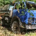 Пошкоджена вантажівка на трасі Р-280 «Новоросія» в Херсонській області після удару ЗСУ