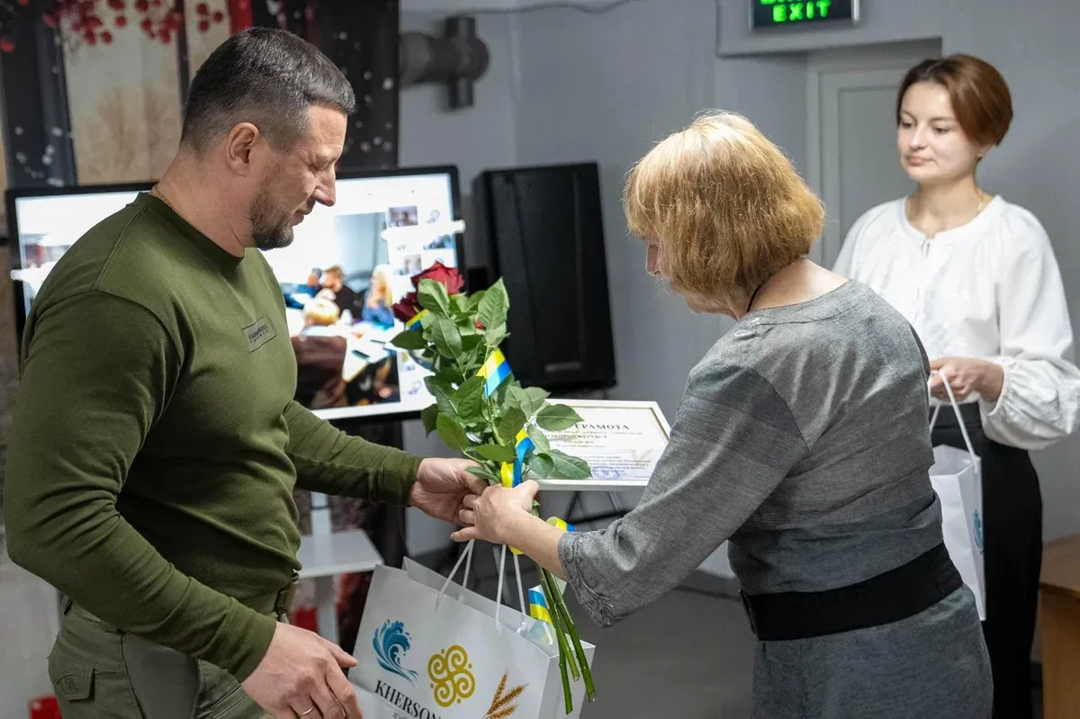Олександр Прокудін вручає державні відзнаки науковцям Херсонщини 5