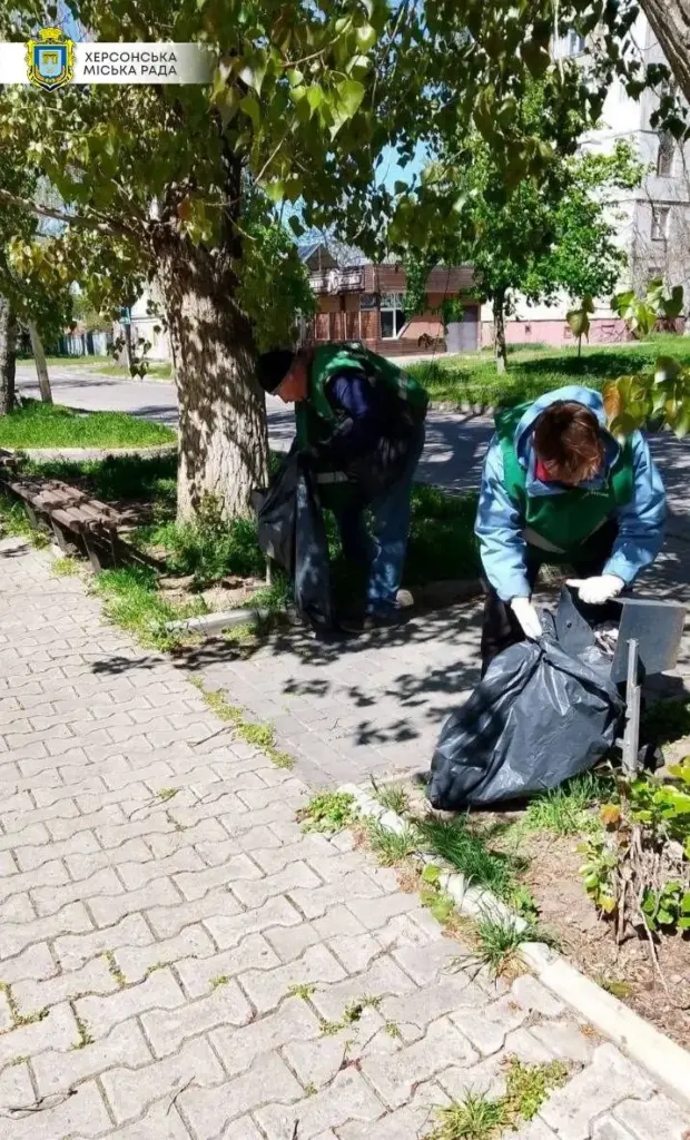 Парки Херсона: понад сотня працівників щоденно прибирають місто