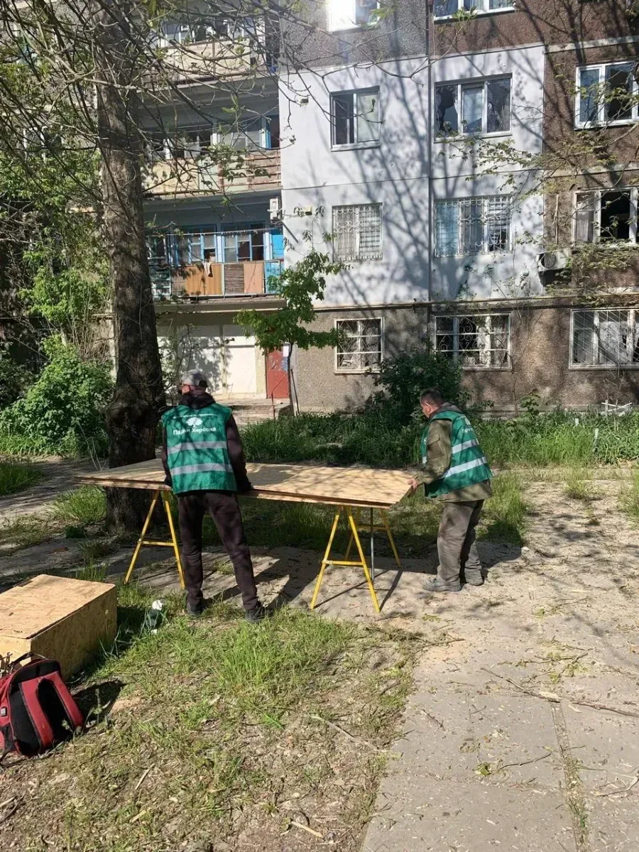 Комунальники КП "Парки Херсона" прибирають вулиці міста, вивозять сміття та ліквідовують наслідки обстрілів. 2