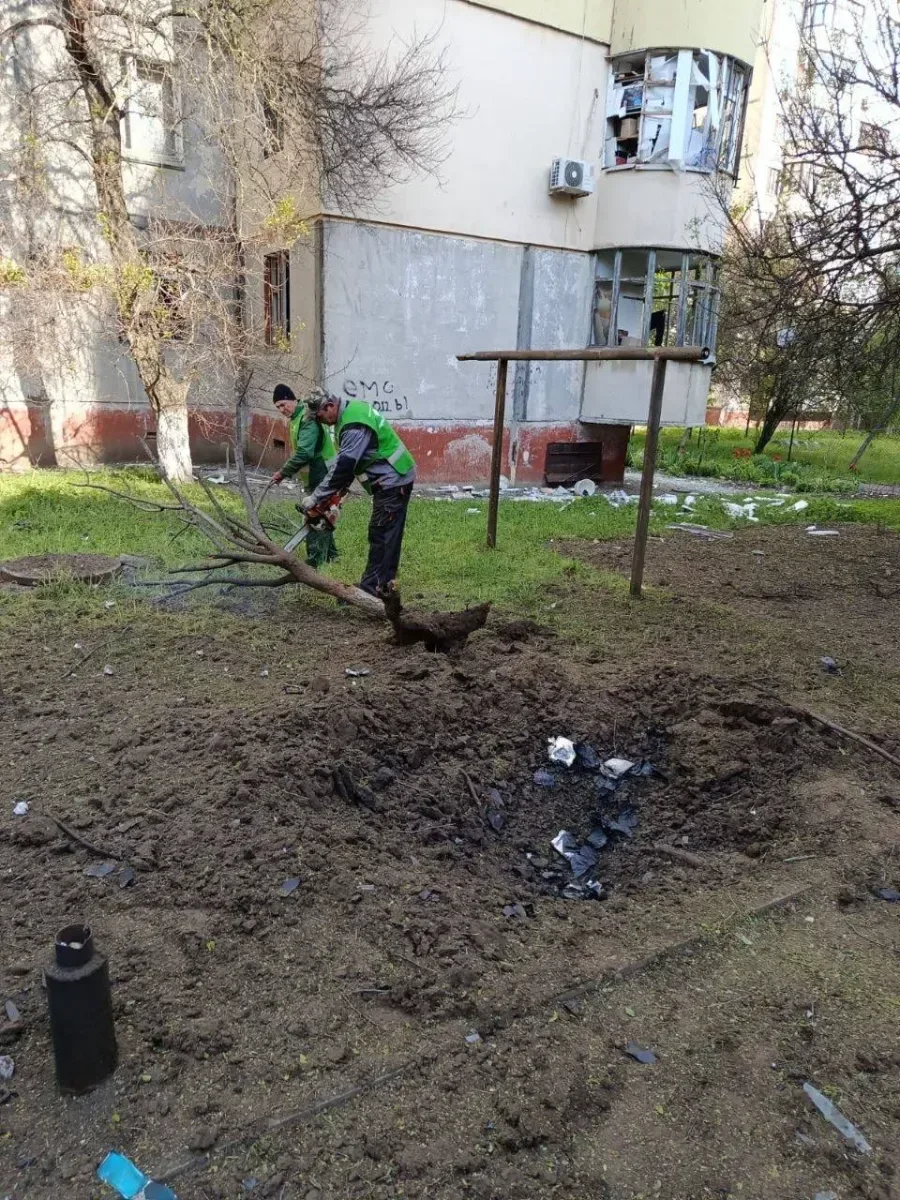 Комунальники КП "Парки Херсона" прибирають вулиці міста, вивозять сміття та ліквідовують наслідки обстрілів. 5