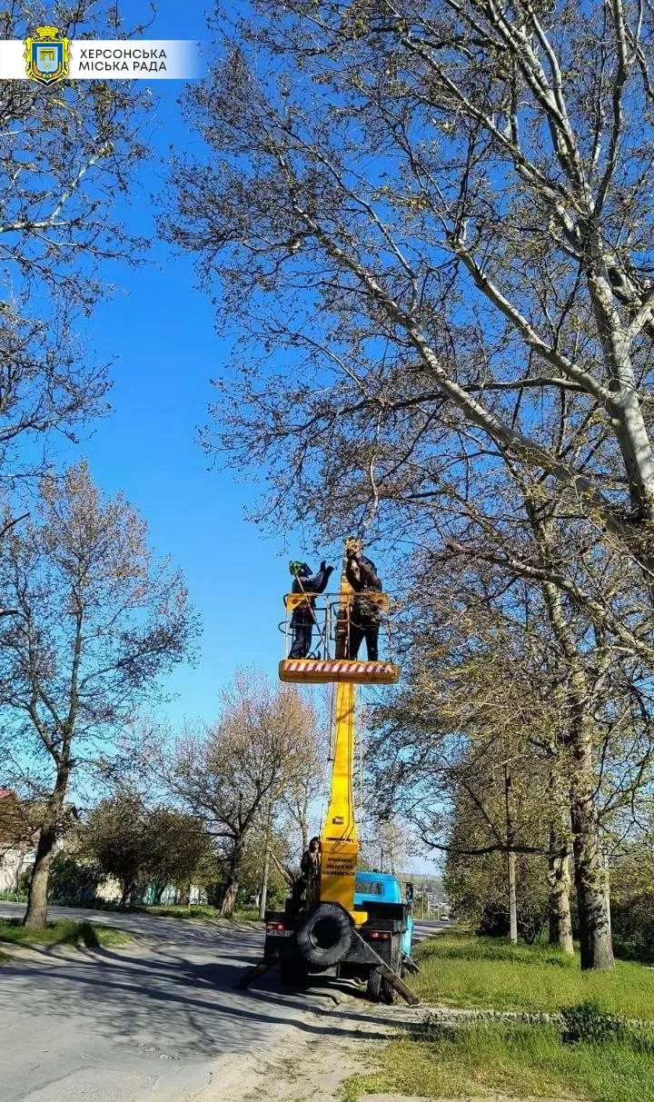 Комунальники КП "Парки Херсона" прибирають вулиці міста, вивозять сміття та ліквідовують наслідки обстрілів. 6