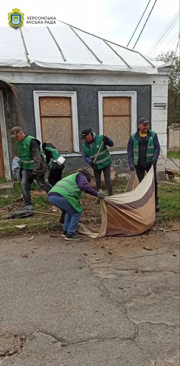 Комунальники КП "Парки Херсона" прибирають вулиці міста, вивозять сміття та ліквідовують наслідки обстрілів. 9
