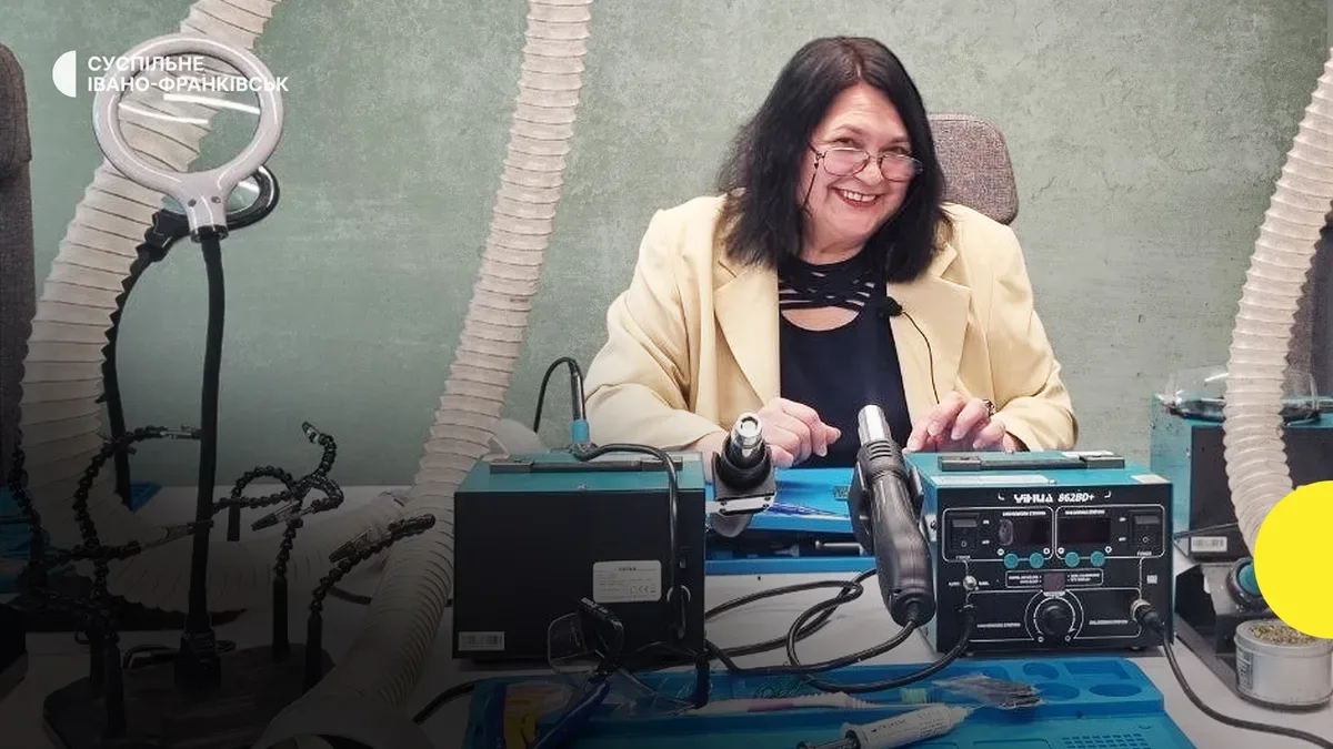 Алла Черній, переселенка з Херсона, у 59 років здобула нову професію монтажниці в Івано-Франківську. 8