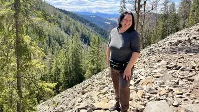 Алла Черній, переселенка з Херсона, у 59 років здобула нову професію монтажниці в Івано-Франківську. 3