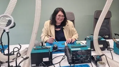 Алла Черній, переселенка з Херсона, у 59 років здобула нову професію монтажниці в Івано-Франківську. 6