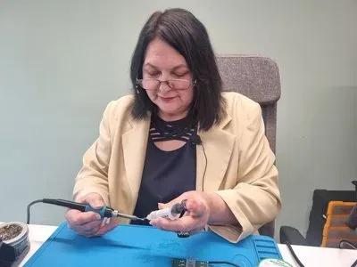 Алла Черній, переселенка з Херсона, у 59 років здобула нову професію монтажниці в Івано-Франківську. 7