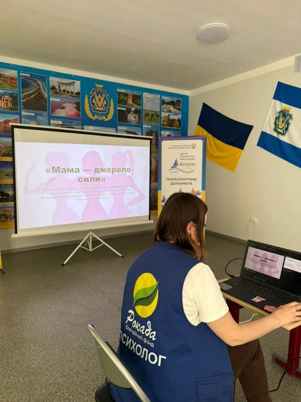 Група жінок зустрічається у центрі підтримки, обговорюючи свої історії та досвід. 1
