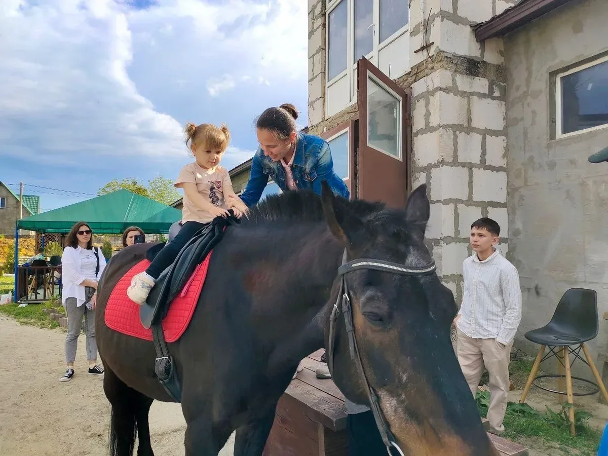 Діти з Херсонщини катаються верхи на конях під час іпотерапії в Одесі. 1