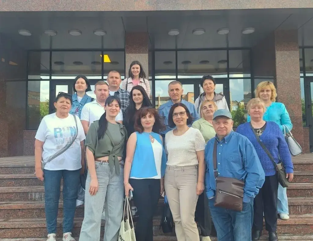 Переселенці з Херсонщини у Черкасах побачили комедію “За двома зайцями”