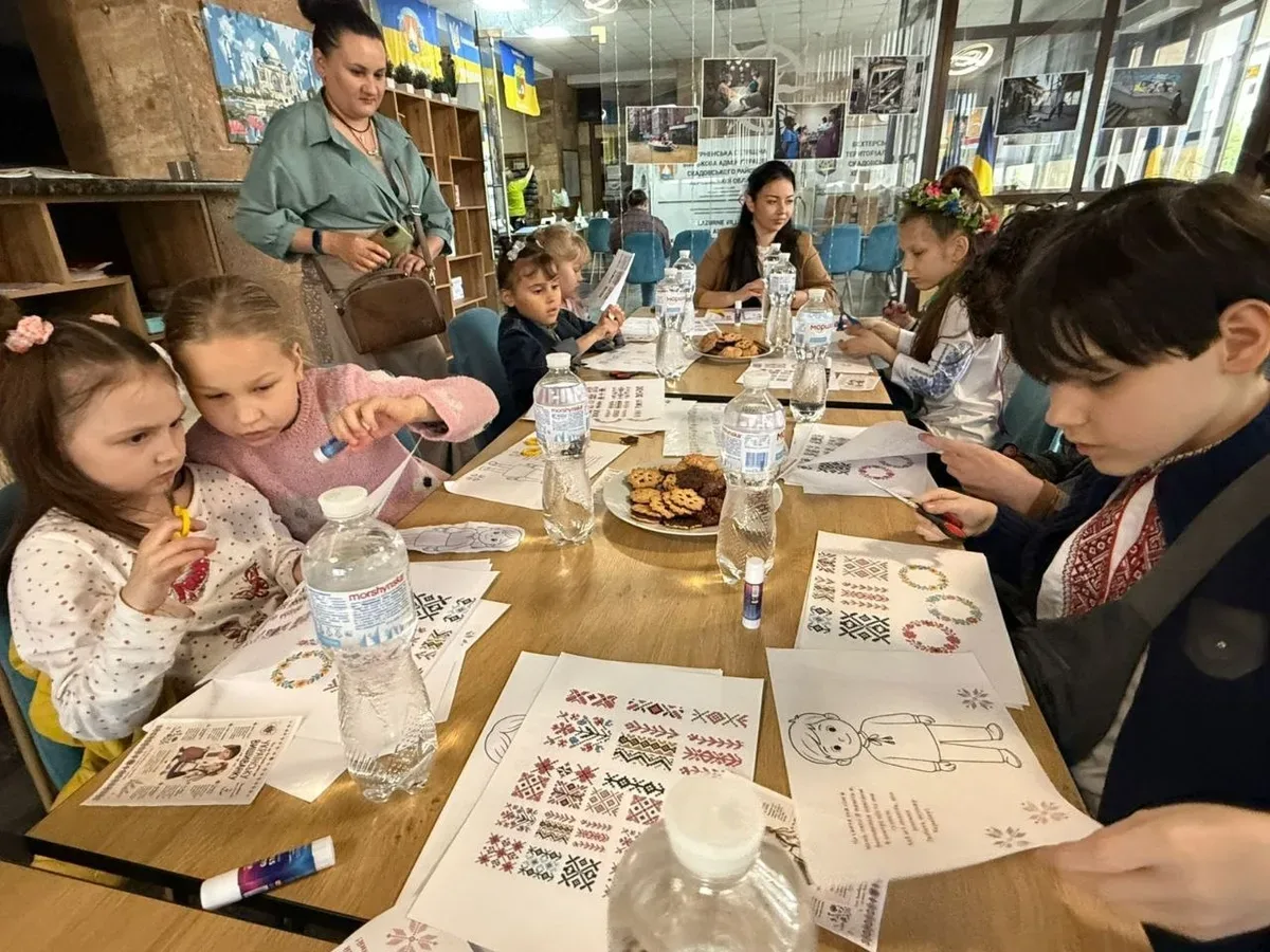 Діти-переселенці з Херсонщини створюють аплікації у вигляді вишиванок на майстер-класі в Миколаєві. 2