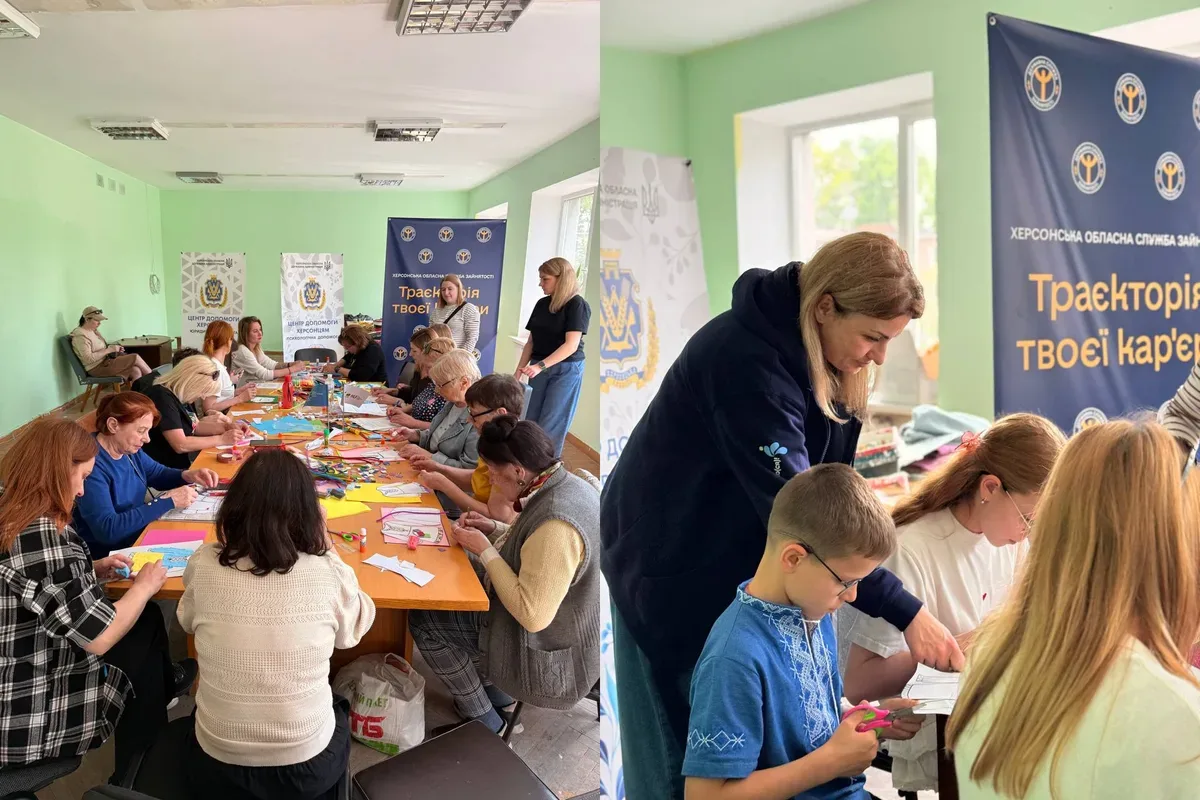 Переселенці з Херсонщини у Вінниці під час майстер-класу до Дня вишиванки отримують гігієнічні набори 1