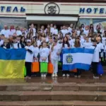 Діти з Херсонщини вирушають на відпочинок у Карпати, прощаючись з батьками біля автобуса