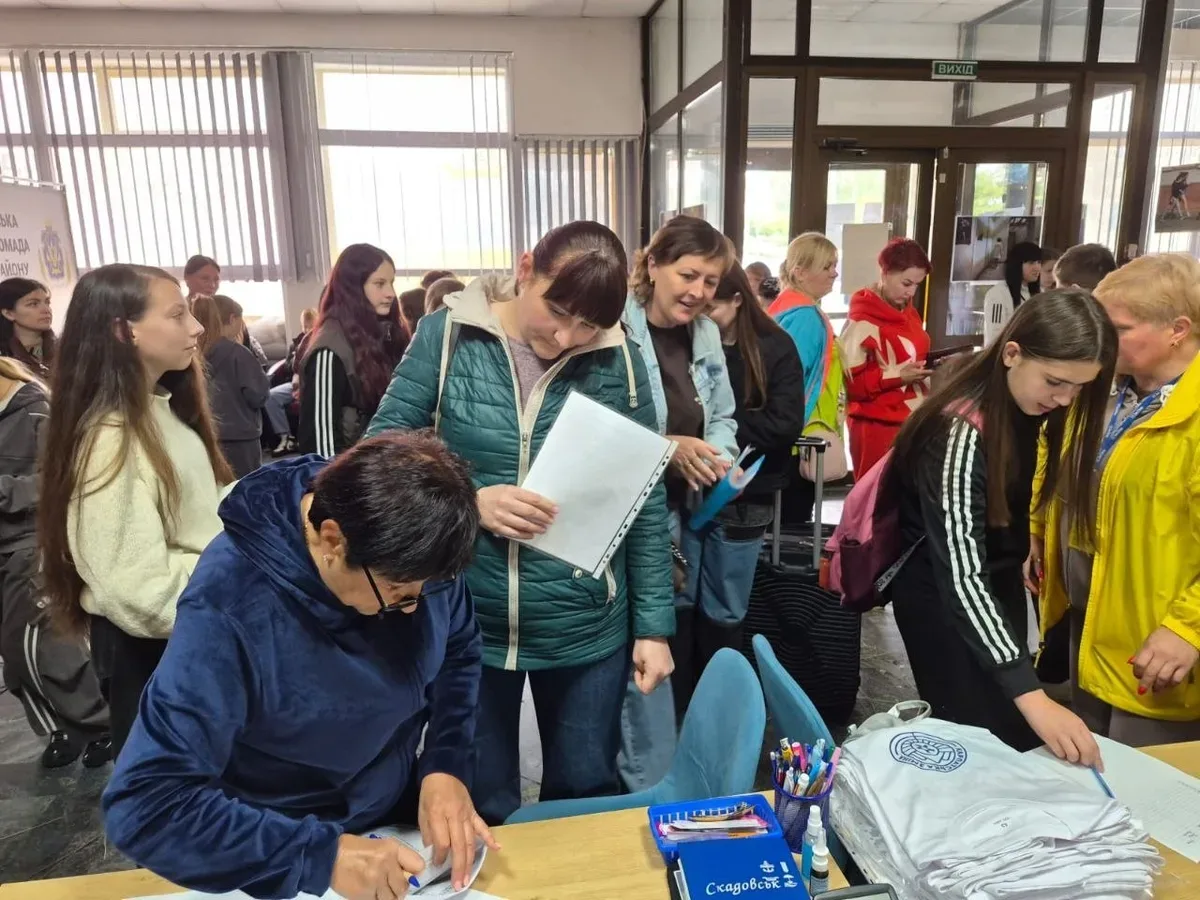 Діти з Херсонщини вирушають на відпочинок у Карпати, прощаючись з батьками біля автобуса 1