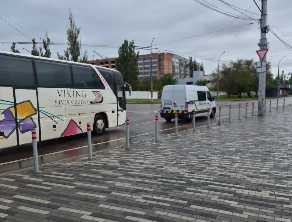 Діти з Херсонщини вирушають на відпочинок у Карпати, прощаючись з батьками біля автобуса 2