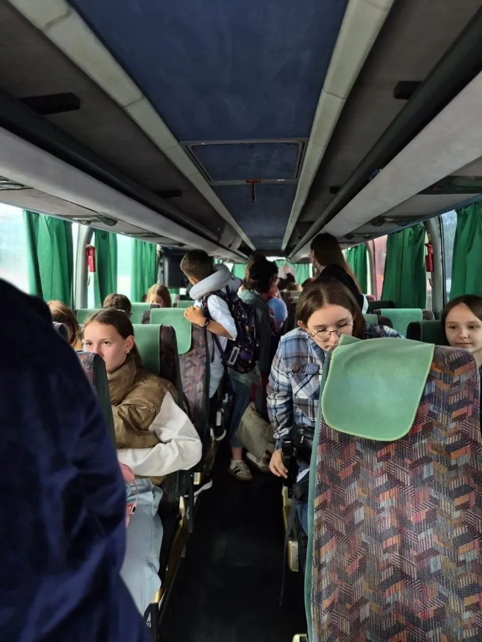 Діти з Херсонщини вирушають на відпочинок у Карпати, прощаючись з батьками біля автобуса 3