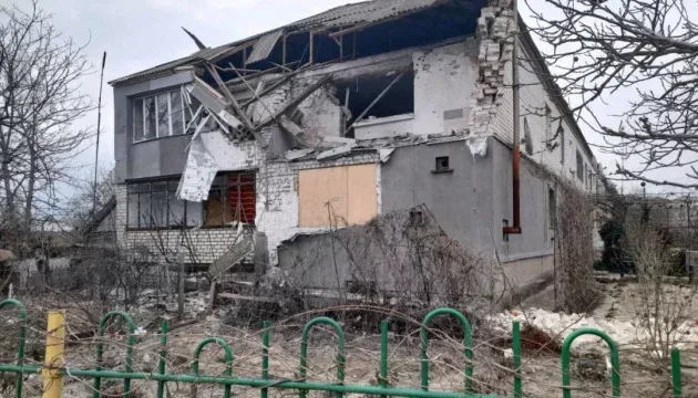 Зруйновані будинки та відсутність світла у Старій Збур'ївці на Херсонщині, що потерпає від російської окупації та обстрілів. 1