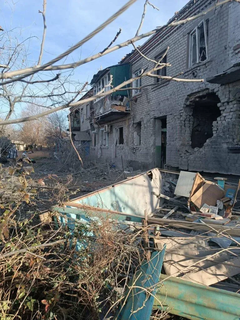 Зруйновані будинки та відсутність світла у Старій Збур'ївці на Херсонщині, що потерпає від російської окупації та обстрілів. 8