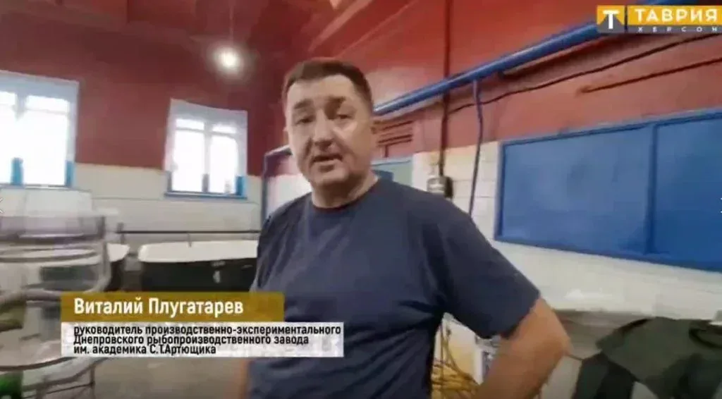Знак підприємства «Асканійське» на Херсонщині, окуповане російськими військами, на тлі полів 1