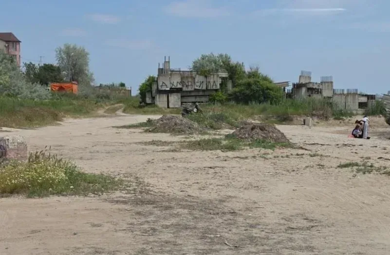 Занедбані пляжі Генічеська із заростями бур'яну та сміттям перед літнім сезоном 2