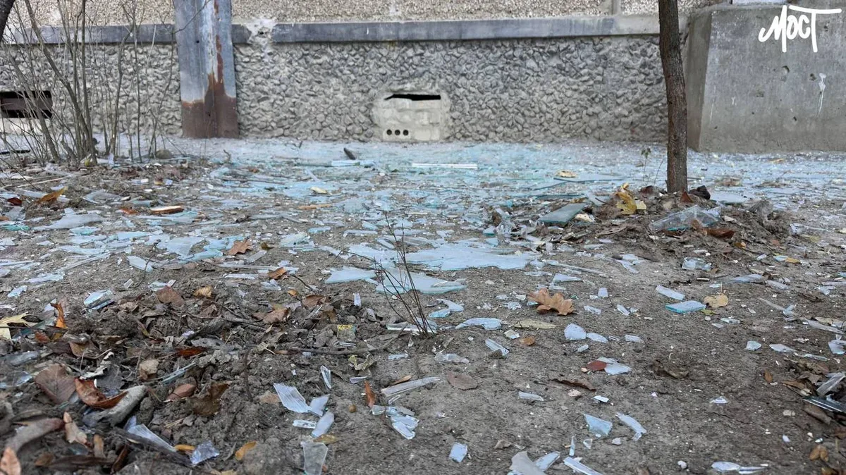 Зруйнована будівля Першої школи в окупованій Каховці, видно обвалений дах, провалені перекриття та пошкоджені стіни. 1