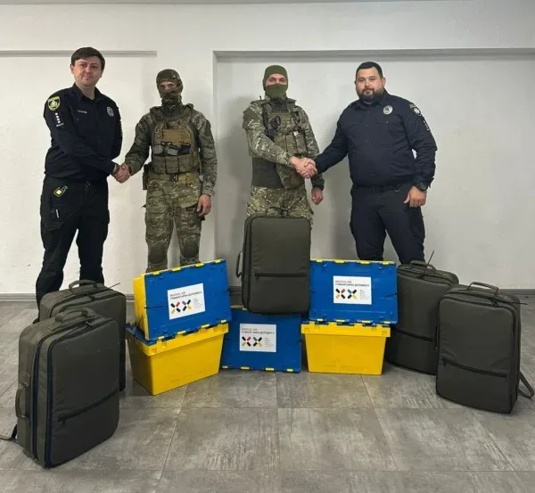 Поліцейські Херсонщини отримали п’ять рюкзаків бойового медика від благодійників