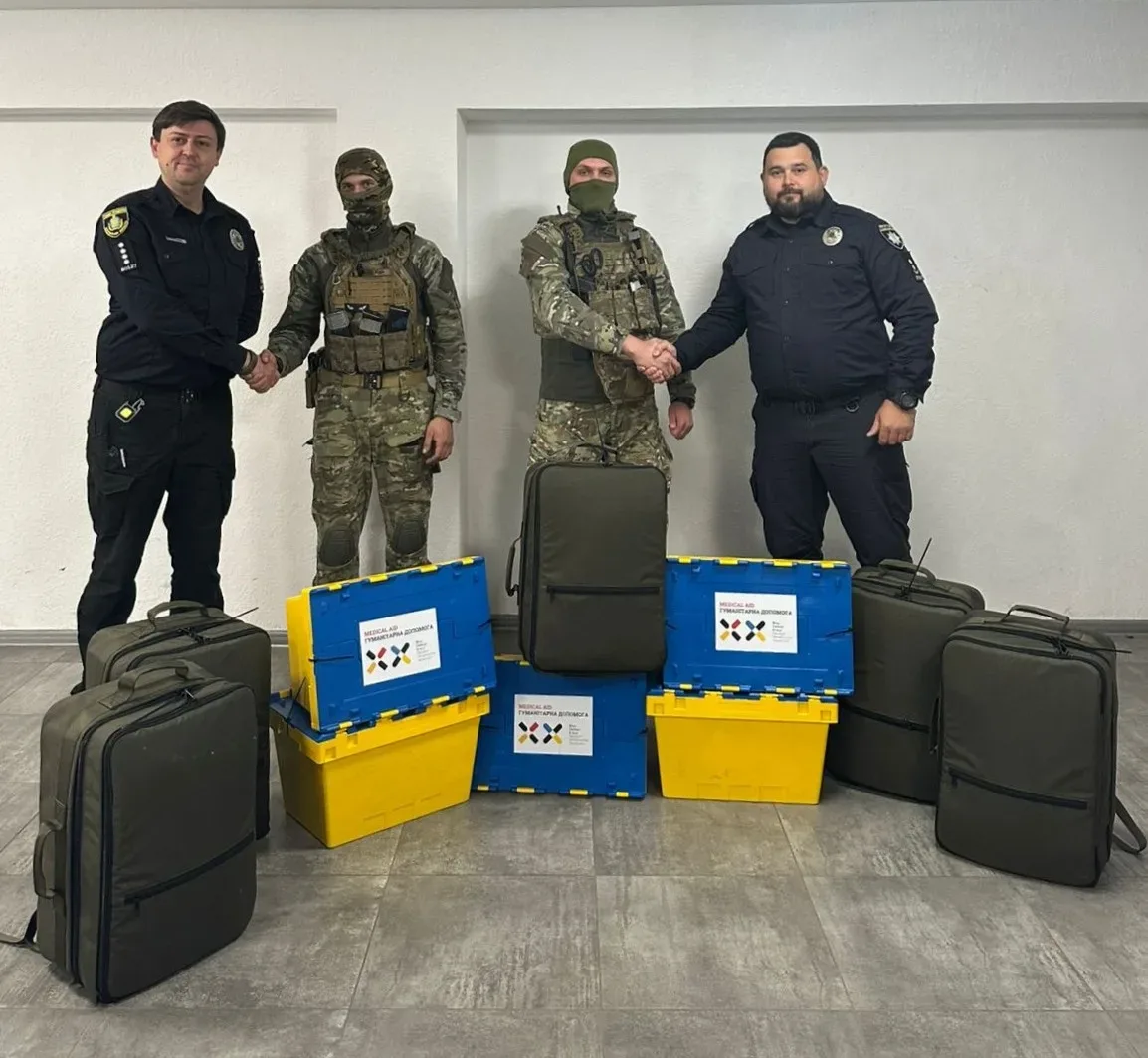Поліцейські Херсонщини отримують п'ять рюкзаків бойового медика від благодійного фонду «Незламні духом» 1