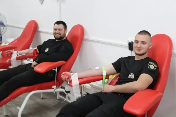 Поліцейські Херсонщини поповнили банк крові для постраждалих від обстрілів та ДТП