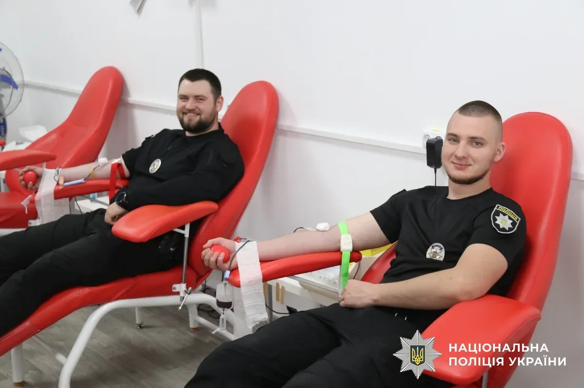 Поліцейські Херсонщини здають кров у центрі служби крові 1