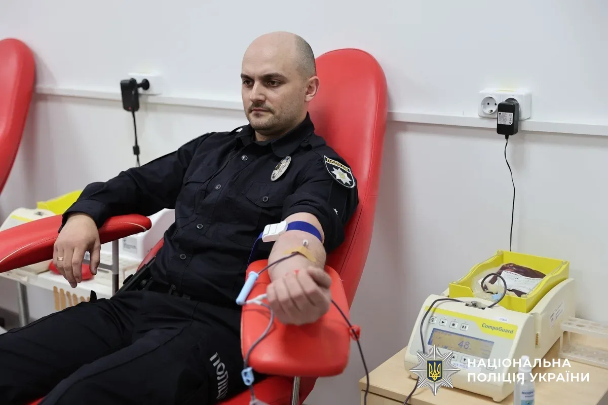 Поліцейські Херсонщини здають кров у центрі служби крові 2