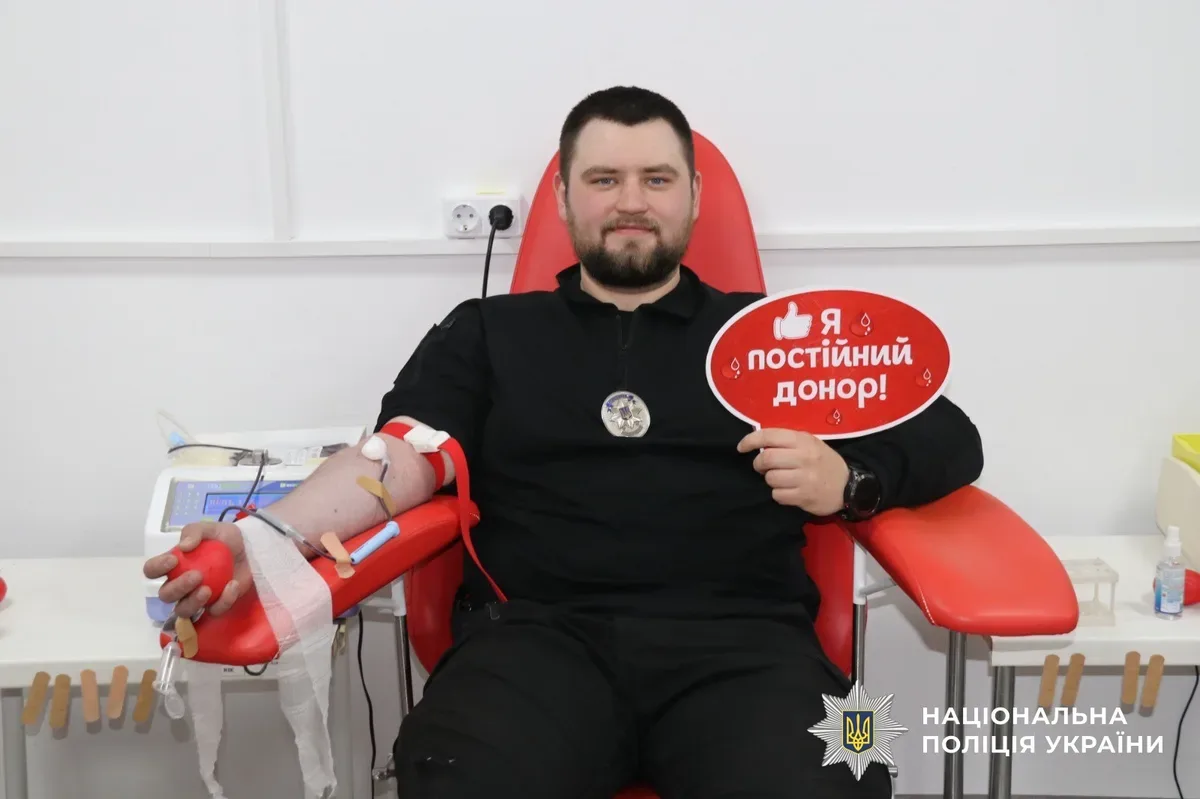 Поліцейські Херсонщини здають кров у центрі служби крові 3