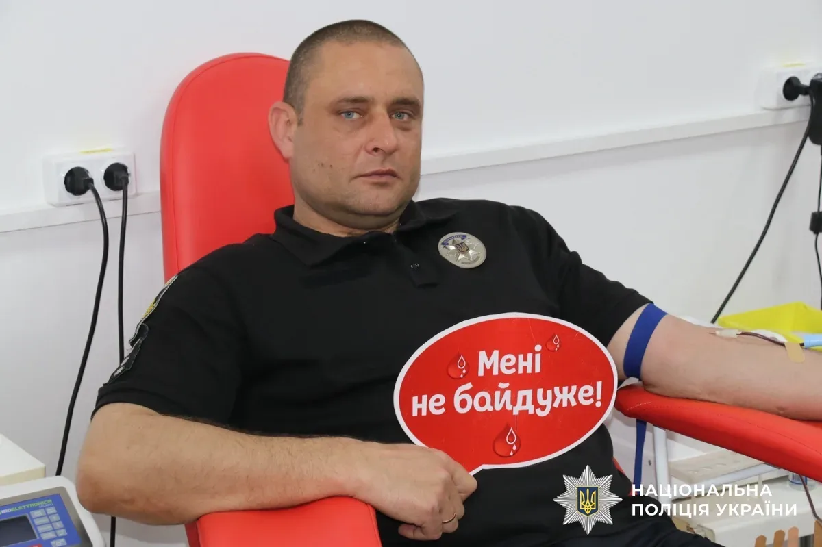 Поліцейські Херсонщини здають кров у центрі служби крові 4