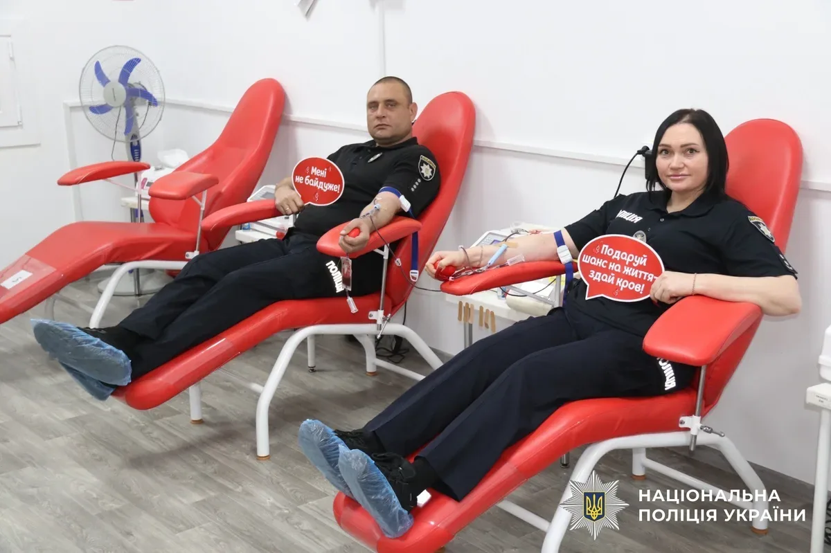 Поліцейські Херсонщини здають кров у центрі служби крові 5