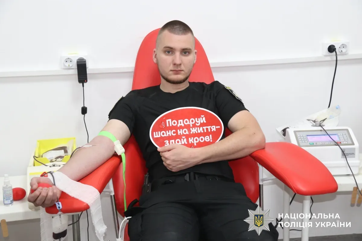 Поліцейські Херсонщини здають кров у центрі служби крові 6