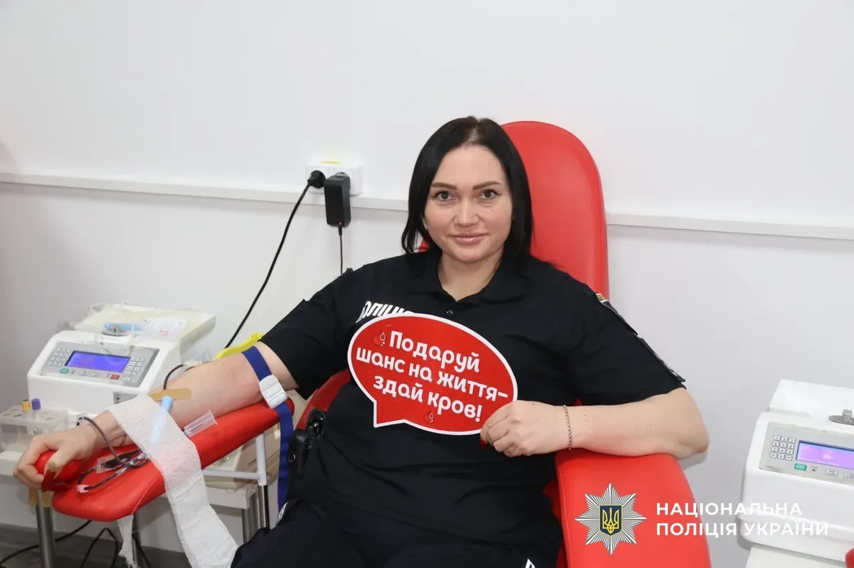 Поліцейські Херсонщини здають кров у центрі служби крові 7