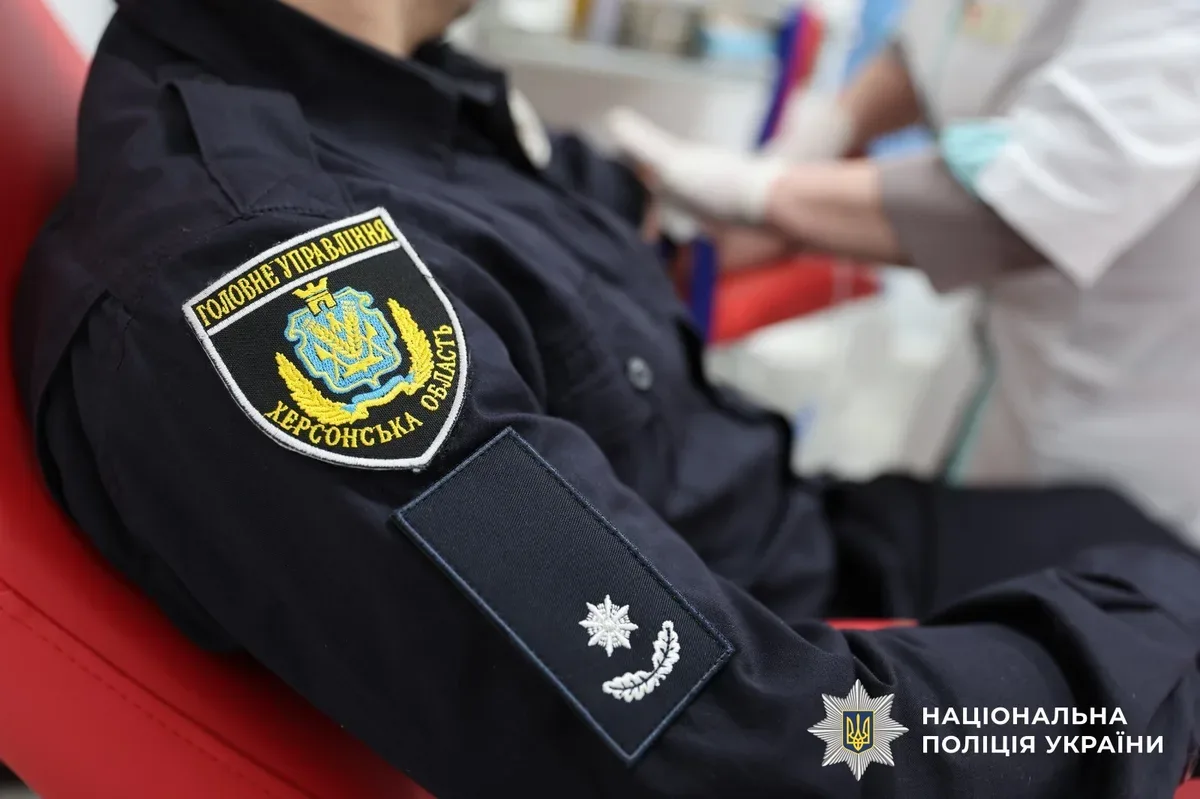 Поліцейські Херсонщини здають кров у центрі служби крові 8