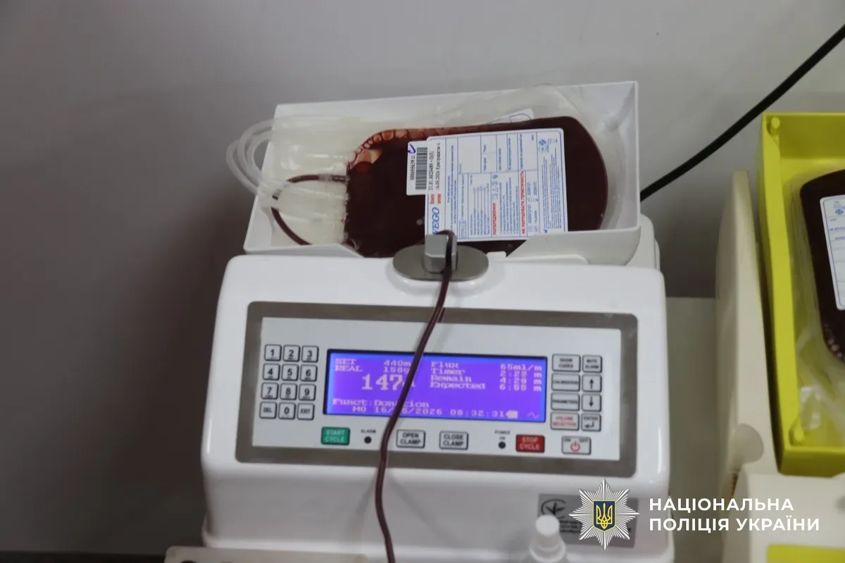 Поліцейські Херсонщини здають кров у центрі служби крові 9