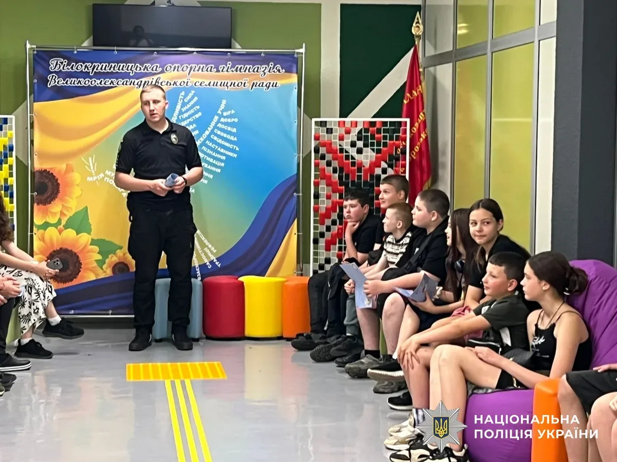 Поліцейський проводить заняття зі школярами щодо безпеки в інтернеті та запобігання вербуванню в соцмережах. 1