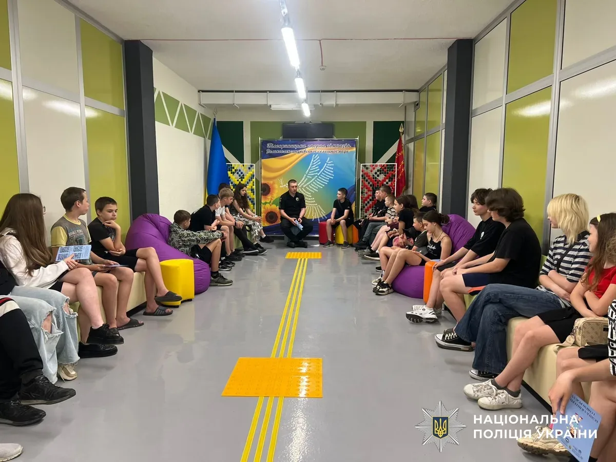 Поліцейський проводить заняття зі школярами щодо безпеки в інтернеті та запобігання вербуванню в соцмережах. 2