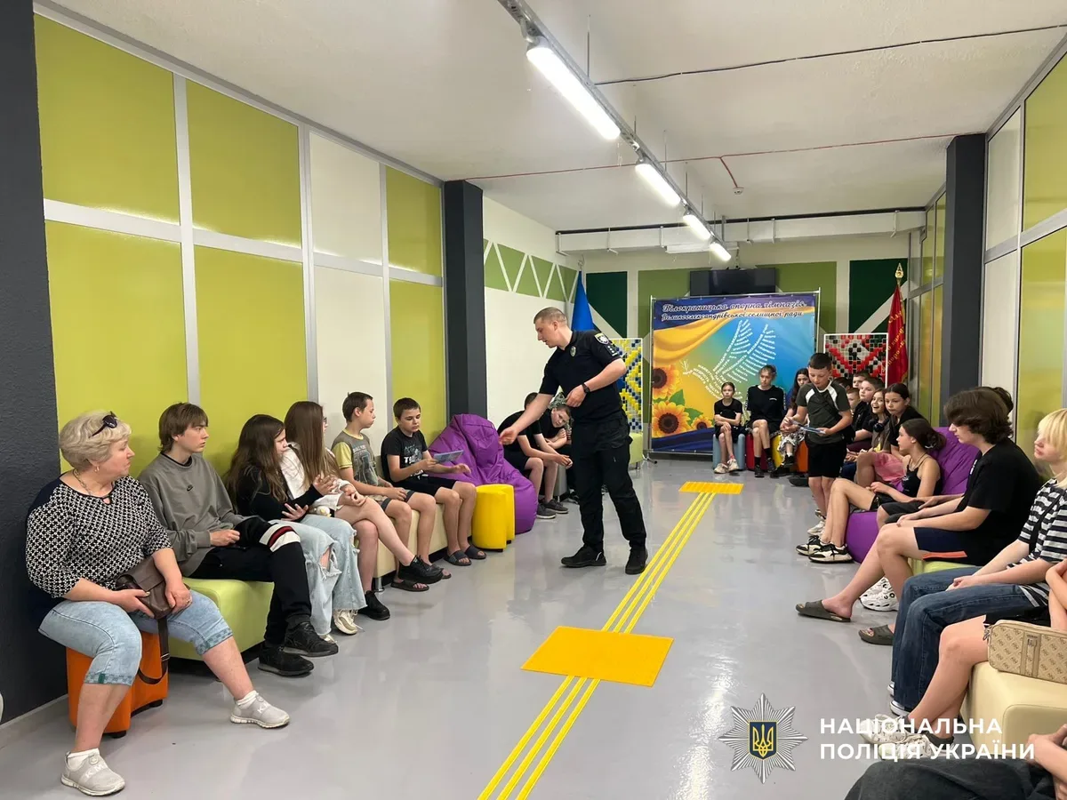 Поліцейський проводить заняття зі школярами щодо безпеки в інтернеті та запобігання вербуванню в соцмережах. 3