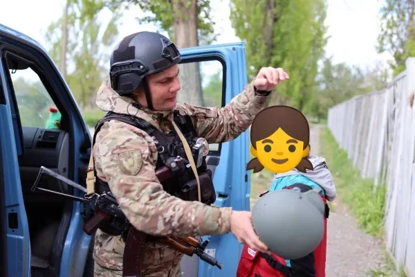Поліція Херсона евакуювала бабусю з онукою з-під дронових атак